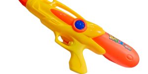Pistolet à eau jaune orange